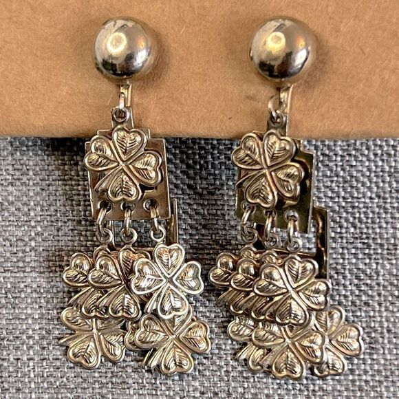 Fun and Unique Vintage Gold Tone Four Leaf Clover Dangle Earrings w/ Screw Backs - Picture 1 of 4